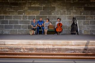 Die Klang-Ding-Kiste, Musiker auf Bahnhof